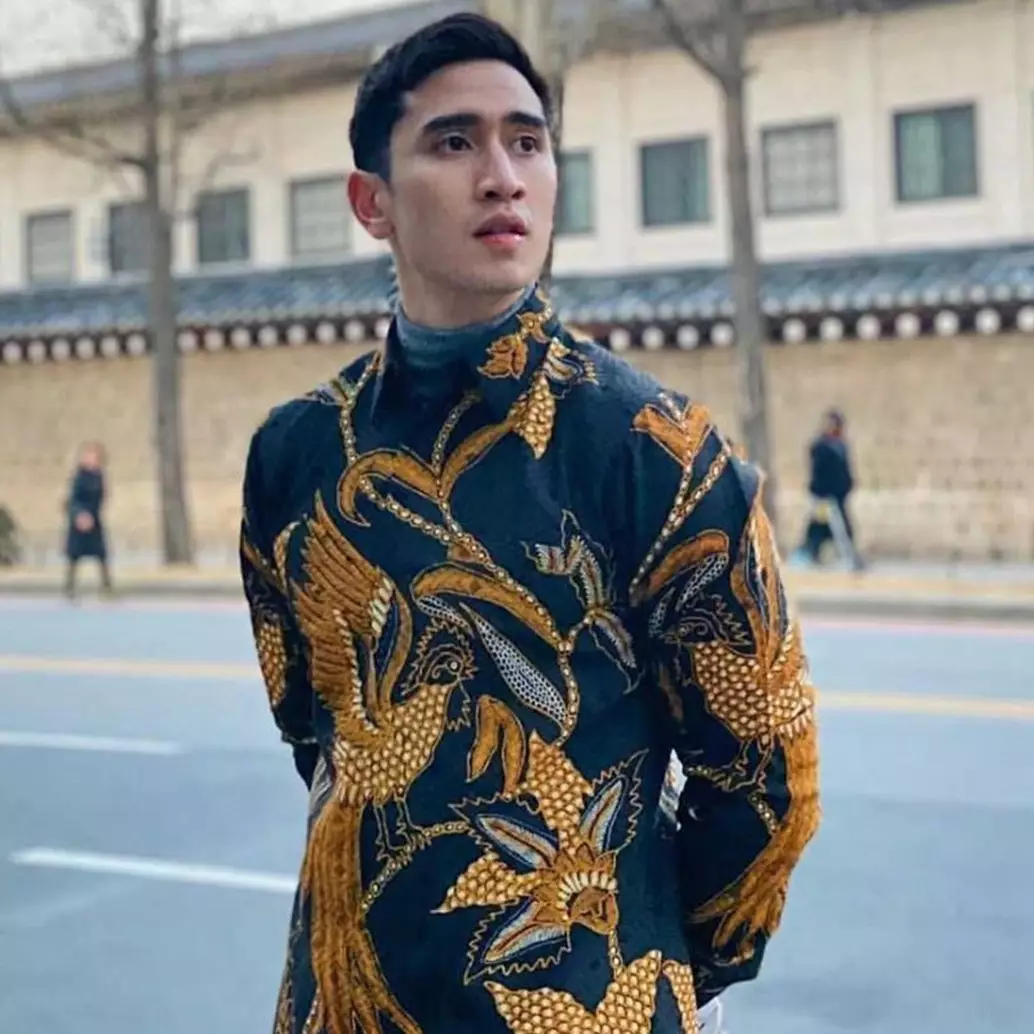 Potret 10 seleb pria kenakan batik, Adipati Dolken berkarisma