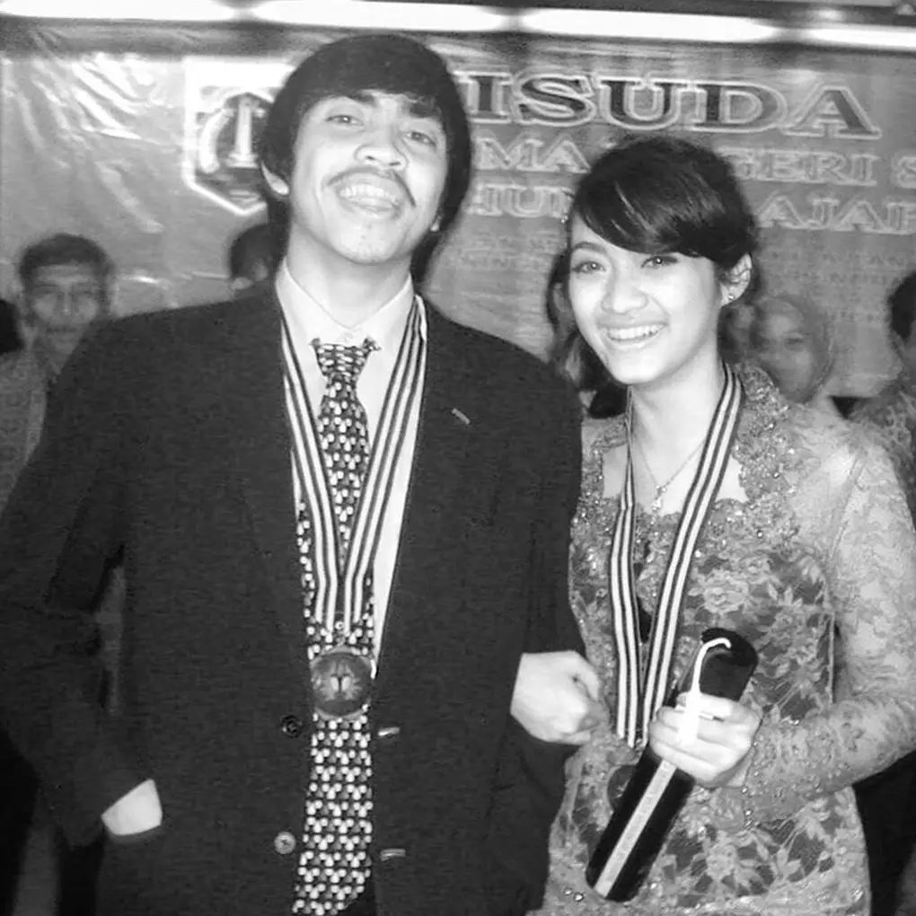 Potret lawas 6 seleb saat kelulusan sekolah, penuh kenangan