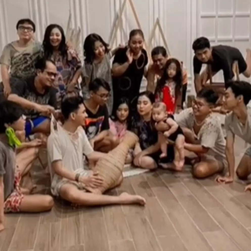 Aksi antimainstream foto keluarga, pakai baju robek-robek