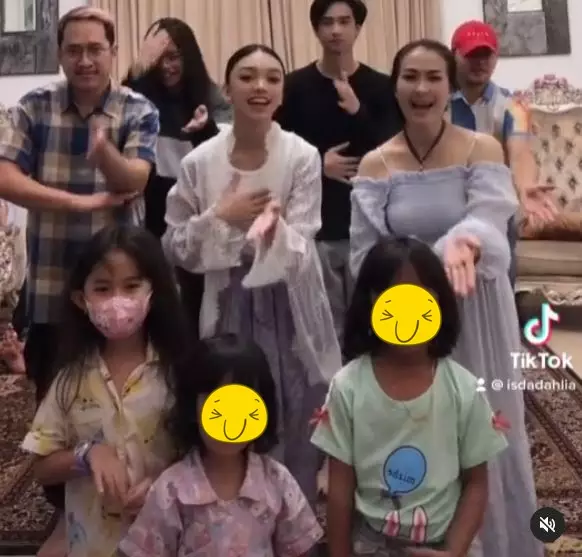 baju lebaran isda dikritik © Instagram