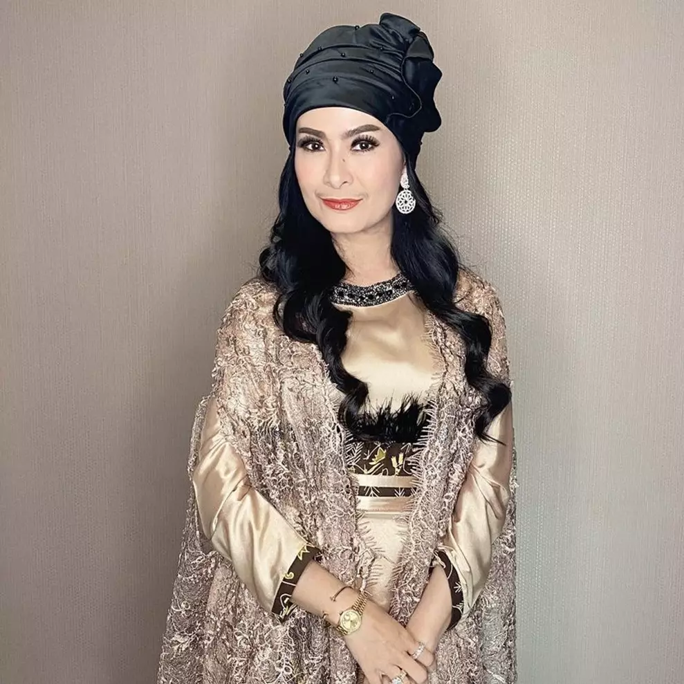Baju Lebaran dikritik netizen, begini jawaban menohok Iis Dahlia