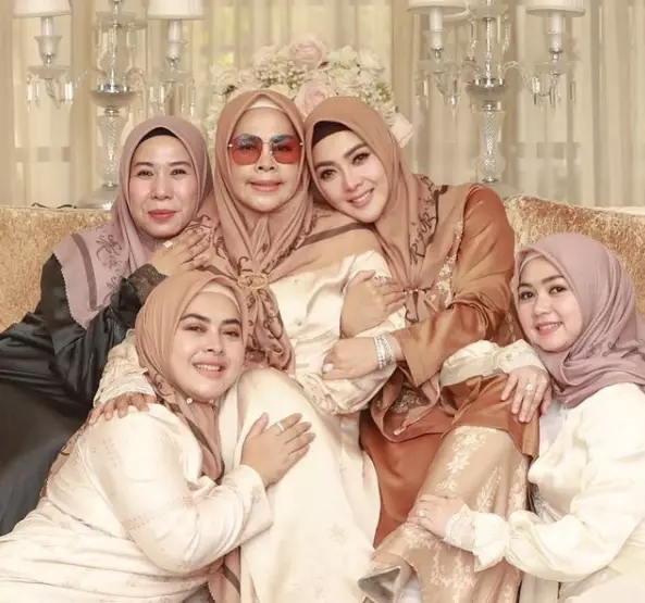 Syahrini kenakan hijab © 2021 brilio.net