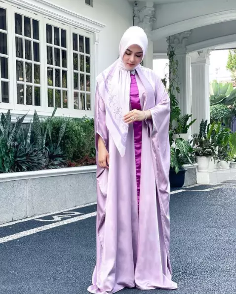 Syahrini kenakan hijab © 2021 brilio.net