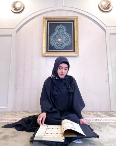 Syahrini kenakan hijab © 2021 brilio.net