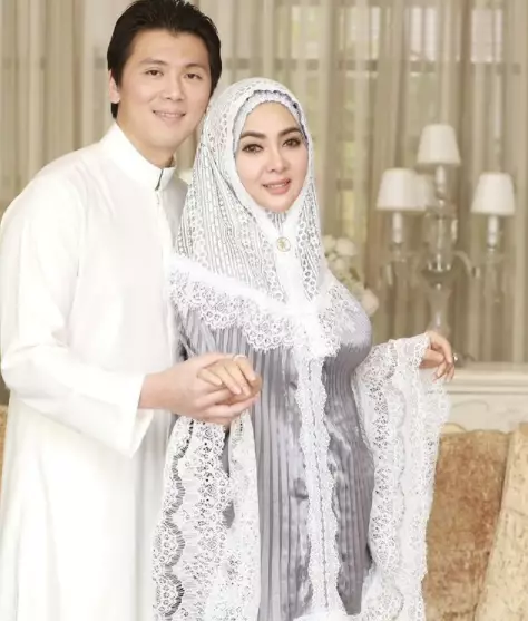 Syahrini kenakan hijab © 2021 brilio.net