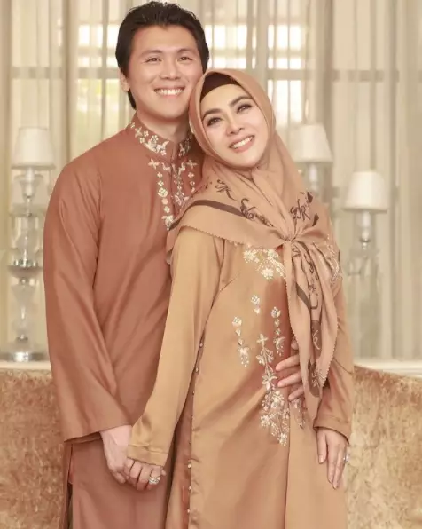 Syahrini kenakan hijab © 2021 brilio.net