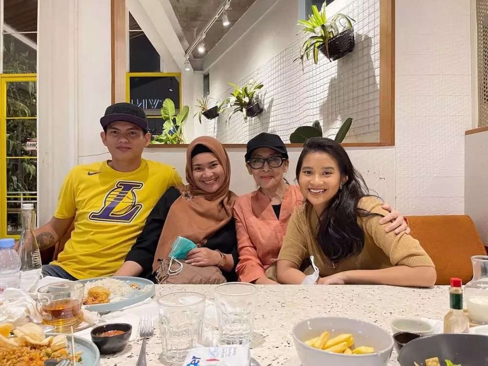 Karlie dan adira © Instagram