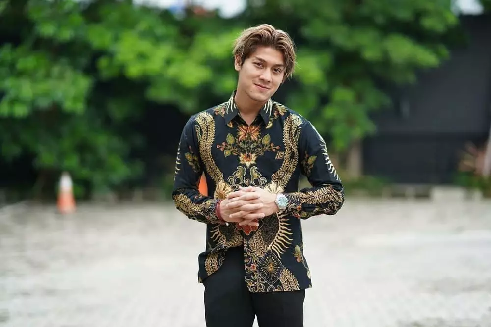 pesinetron tampan pakai batik Instagram pesinetron tampan pakai batik Instagram