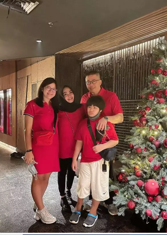 Rieta Amilia dan anak sambung © 2021 brilio.net