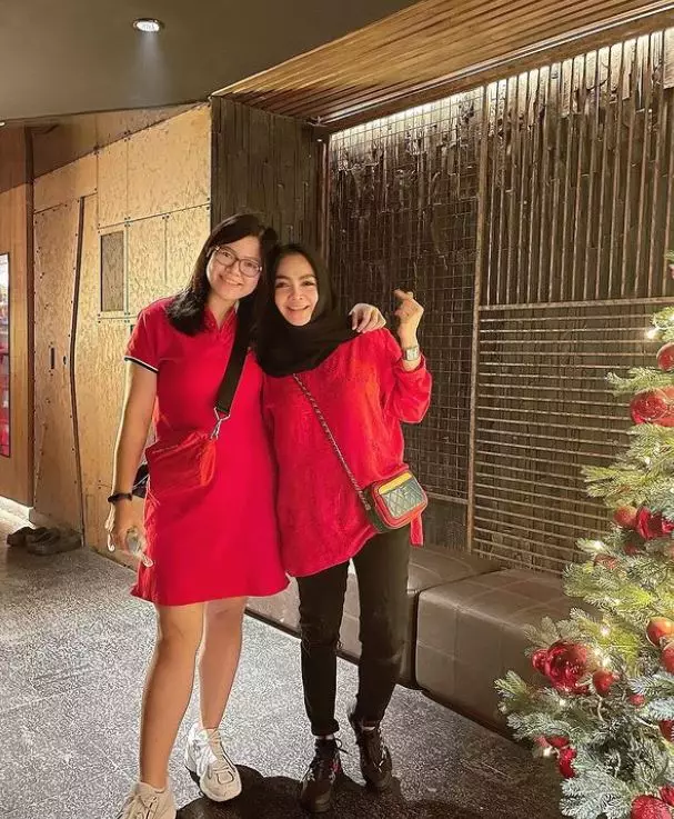 Rieta Amilia dan anak sambung © 2021 brilio.net