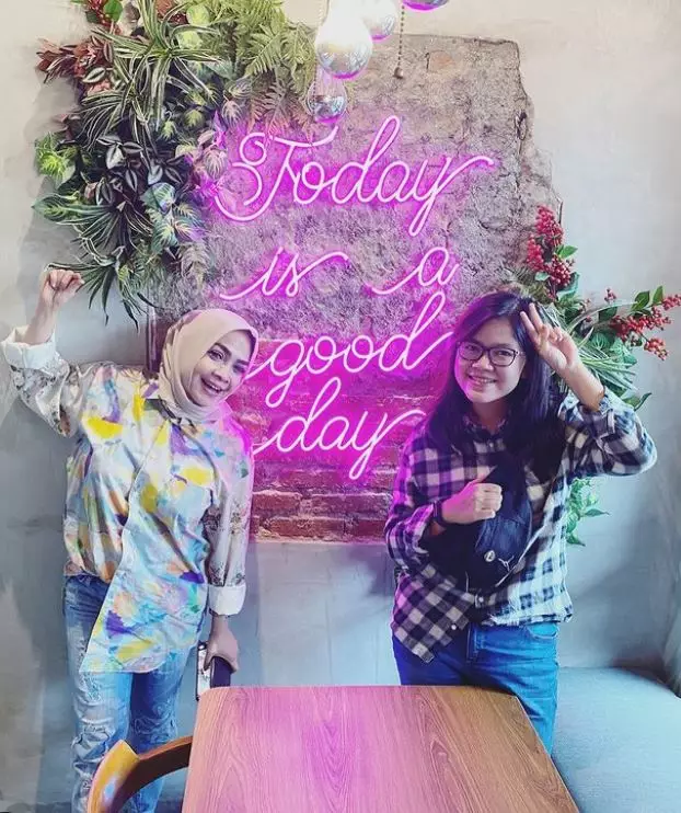 Rieta Amilia dan anak sambung © 2021 brilio.net