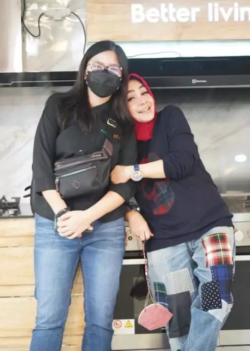 Rieta Amilia dan anak sambung © 2021 brilio.net