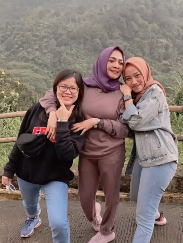 Rieta Amilia dan anak sambung © 2021 brilio.net