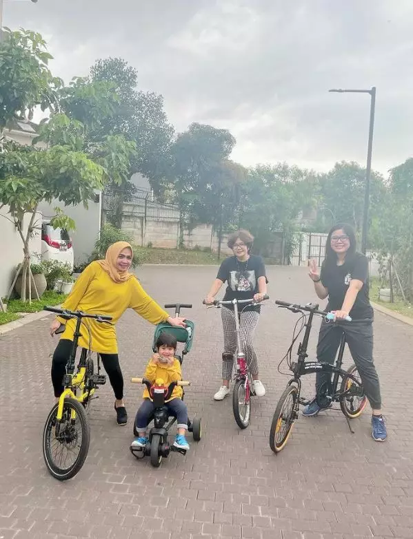 Rieta Amilia dan anak sambung © 2021 brilio.net