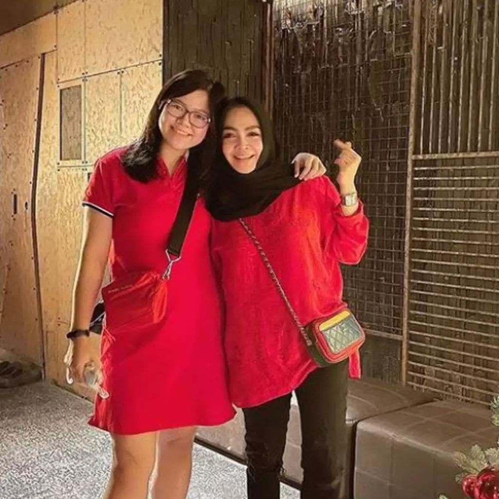 8 Momen kedekatan Rieta Amilia dan anak sambungnya, penuh kasih sayang