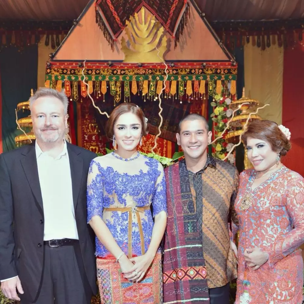 Yasmine dan ayah bule © Instagram