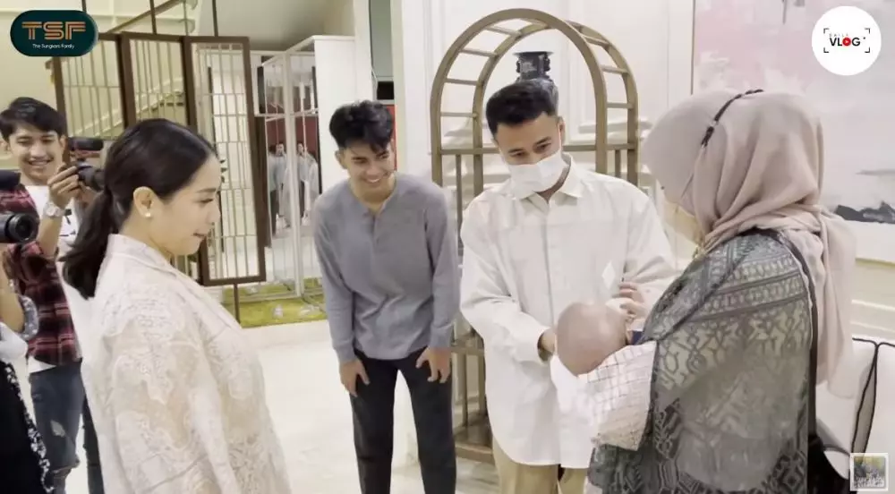 Nagita dan Shireen THR untuk Ukkasya © YouTube Nagita dan Shireen THR untuk Ukkasya © YouTube