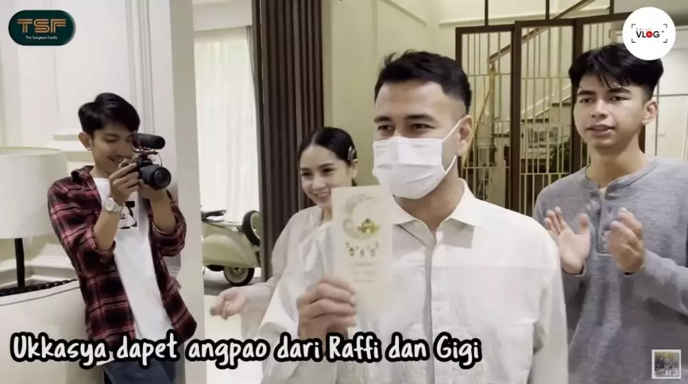 Nagita dan Shireen THR untuk Ukkasya © YouTube Nagita dan Shireen THR untuk Ukkasya © YouTube