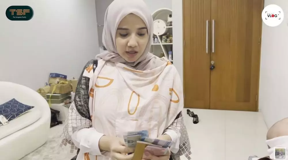 Nagita dan Shireen THR untuk Ukkasya © YouTube Nagita dan Shireen THR untuk Ukkasya © YouTube