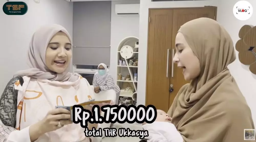 Nagita dan Shireen THR untuk Ukkasya © YouTube Nagita dan Shireen THR untuk Ukkasya © YouTube
