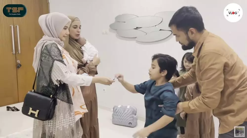 Nagita dan Shireen THR untuk Ukkasya © YouTube Nagita dan Shireen THR untuk Ukkasya © YouTube