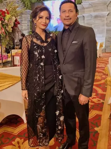 potret mesra Natasha Dewanti & suami © Instagram/@dijet78