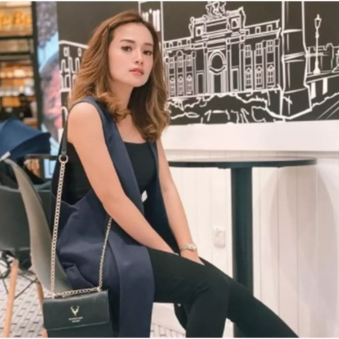 Unggah pasfoto buku nikah, paras Citra Monica curi perhatian