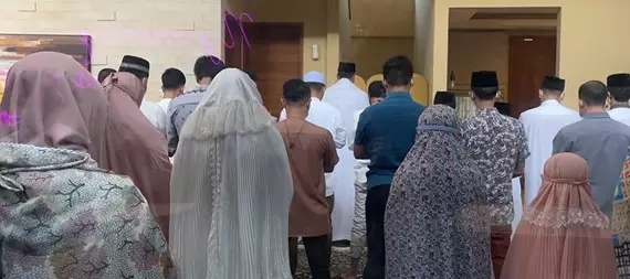 Momen mama Rieta bagi-bagi THR © YouTube/Mama Rieta Momen mama Rieta bagi-bagi THR © YouTube/Mama Rieta