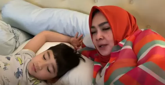 Momen mama Rieta bagi-bagi THR © YouTube/Mama Rieta Momen mama Rieta bagi-bagi THR © YouTube/Mama Rieta