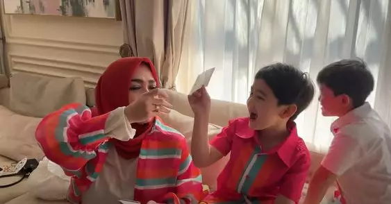 Momen mama Rieta bagi-bagi THR © YouTube/Mama Rieta Momen mama Rieta bagi-bagi THR © YouTube/Mama Rieta