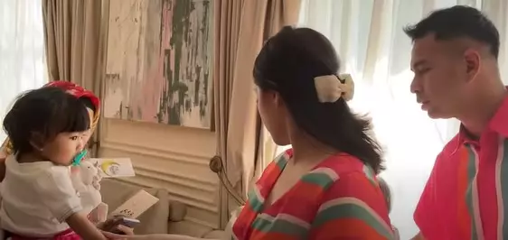 Momen mama Rieta bagi-bagi THR © YouTube/Mama Rieta Momen mama Rieta bagi-bagi THR © YouTube/Mama Rieta