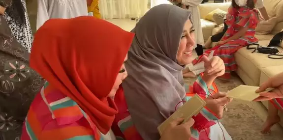 Momen mama Rieta bagi-bagi THR © YouTube/Mama Rieta Momen mama Rieta bagi-bagi THR © YouTube/Mama Rieta