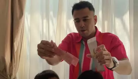 Momen mama Rieta bagi-bagi THR © YouTube/Mama Rieta Momen mama Rieta bagi-bagi THR © YouTube/Mama Rieta