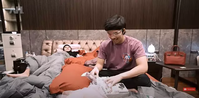 Atta-Aurel buka kado Lebaran © 2021 brilio.net