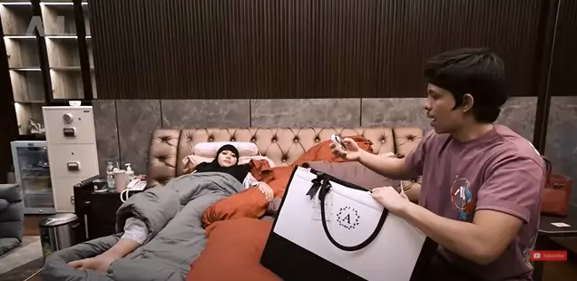 Atta-Aurel buka kado Lebaran © 2021 brilio.net