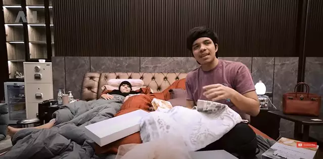 Atta-Aurel buka kado Lebaran © 2021 brilio.net