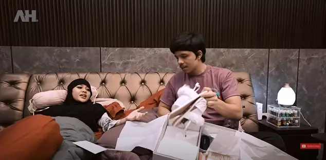 Atta-Aurel buka kado Lebaran © 2021 brilio.net