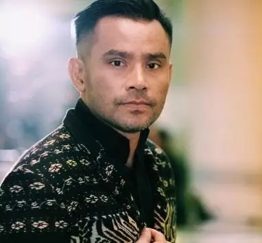 penyanyi pria kenakan batik © berbagai sumber