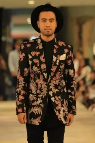 penyanyi pria kenakan batik © berbagai sumber