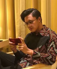 penyanyi pria kenakan batik © berbagai sumber