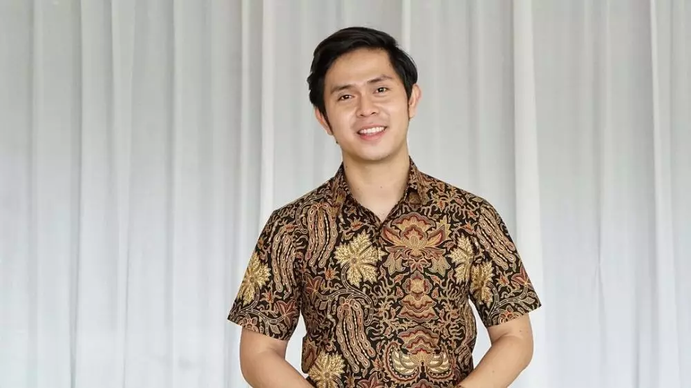 penyanyi pria kenakan batik © berbagai sumber