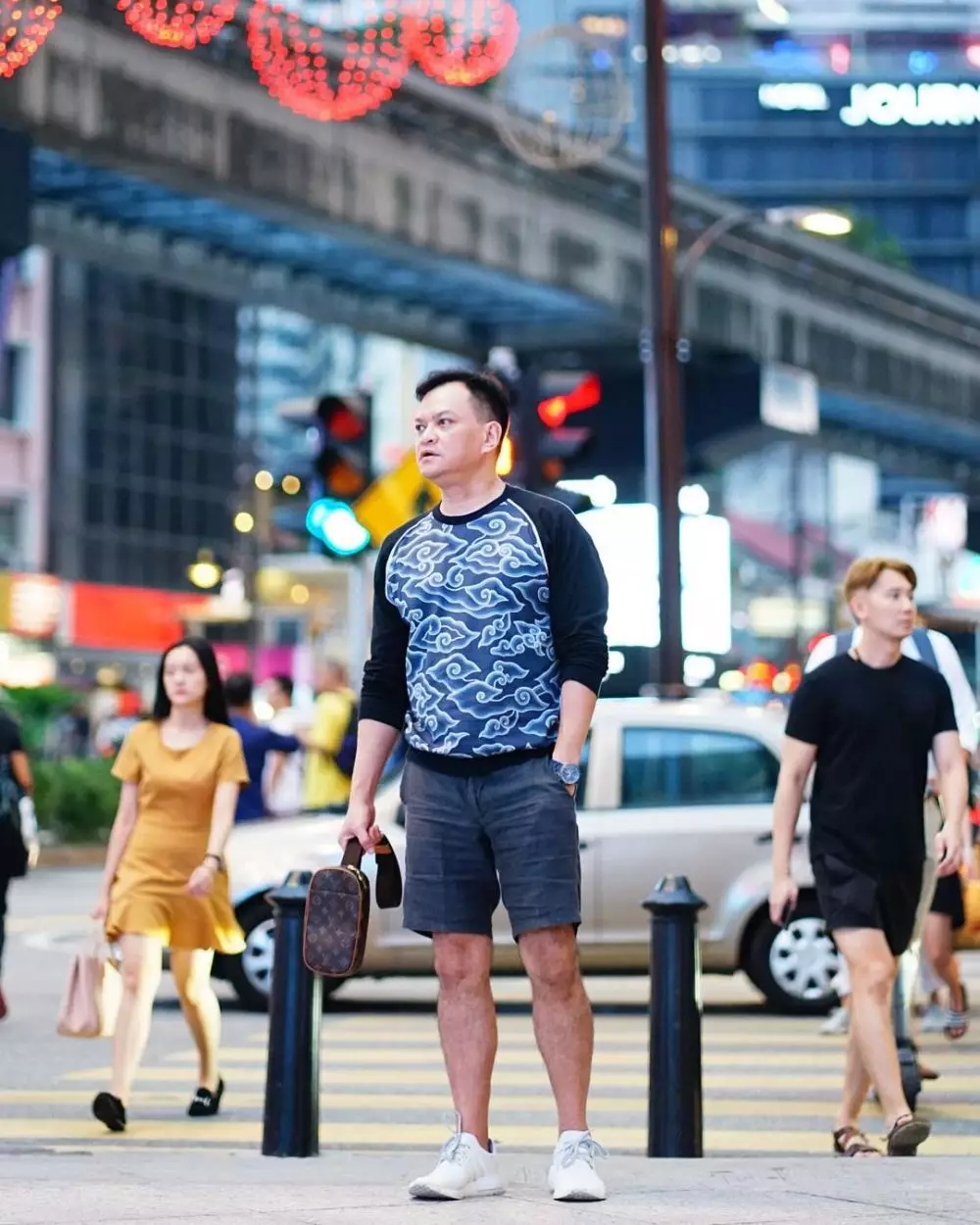 penyanyi pria kenakan batik © berbagai sumber