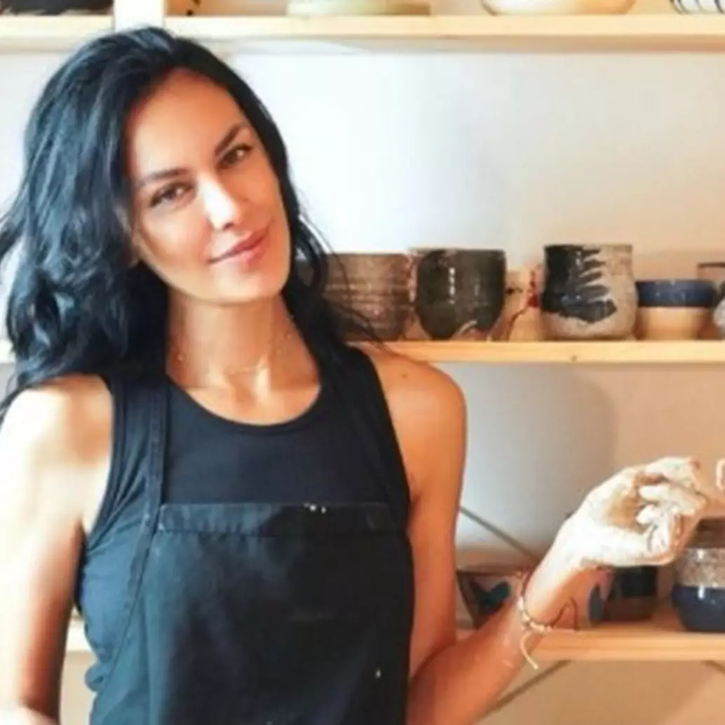 Potret terbaru 7 seleb cantik model video klip lawas Ungu