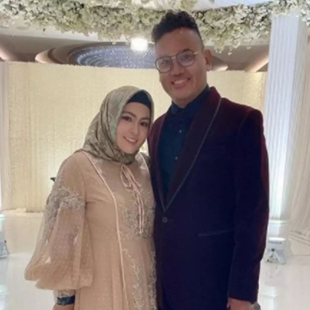 7 Potret Astrid Kuya rayakan ultah pernikahan, pakai gaun pengantin