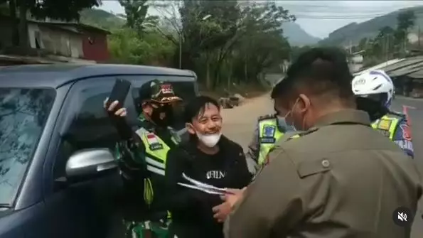 momen epy kusnandar berhenti di pos penyekatan Instagram