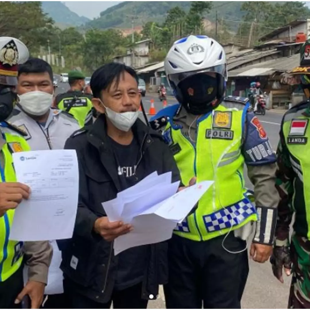 6 Momen Epy Kusnandar diperiksa polisi di pos penyekatan, tuai pujian