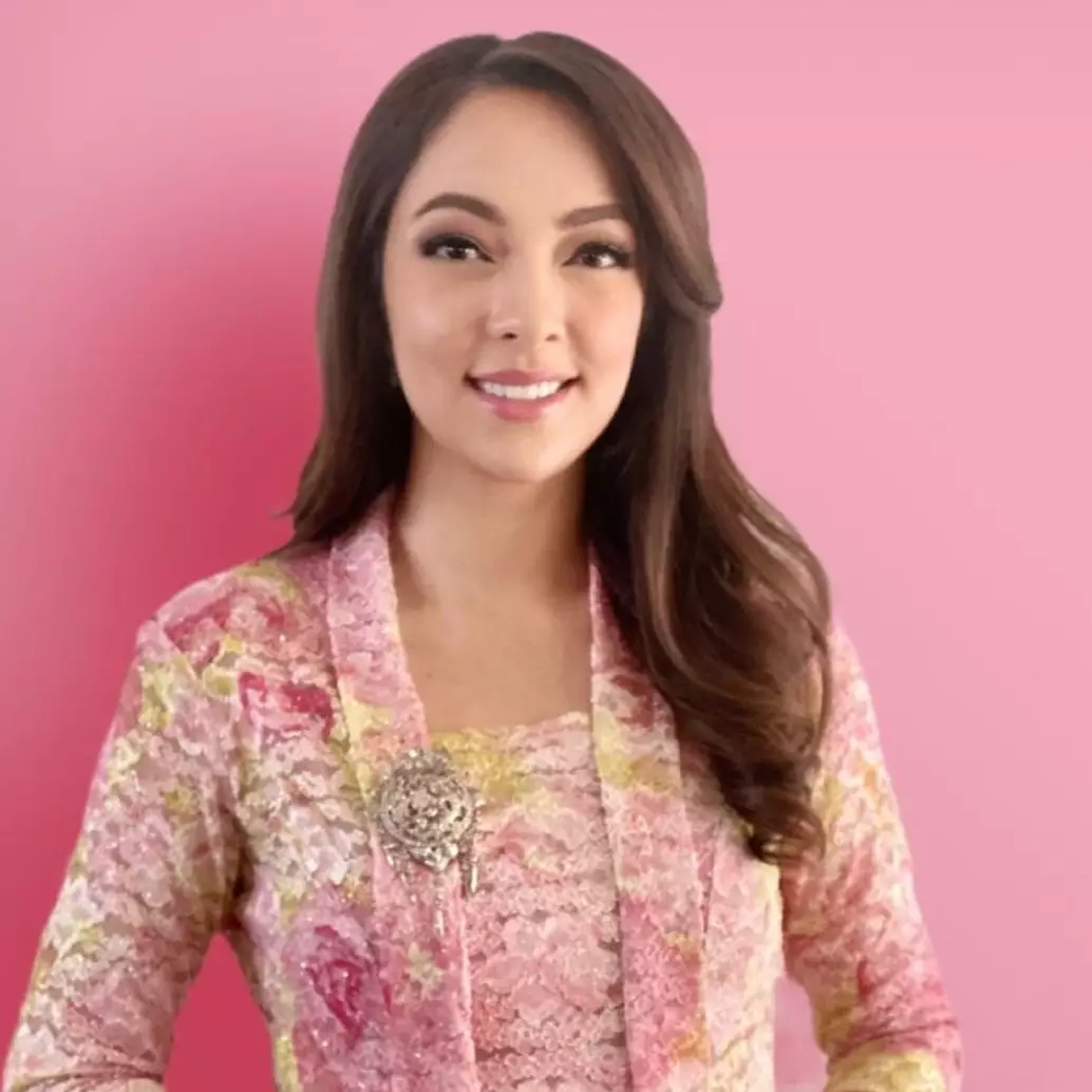 10 Gaya Reisa Broto Asmoro kenakan kebaya, anggun banget