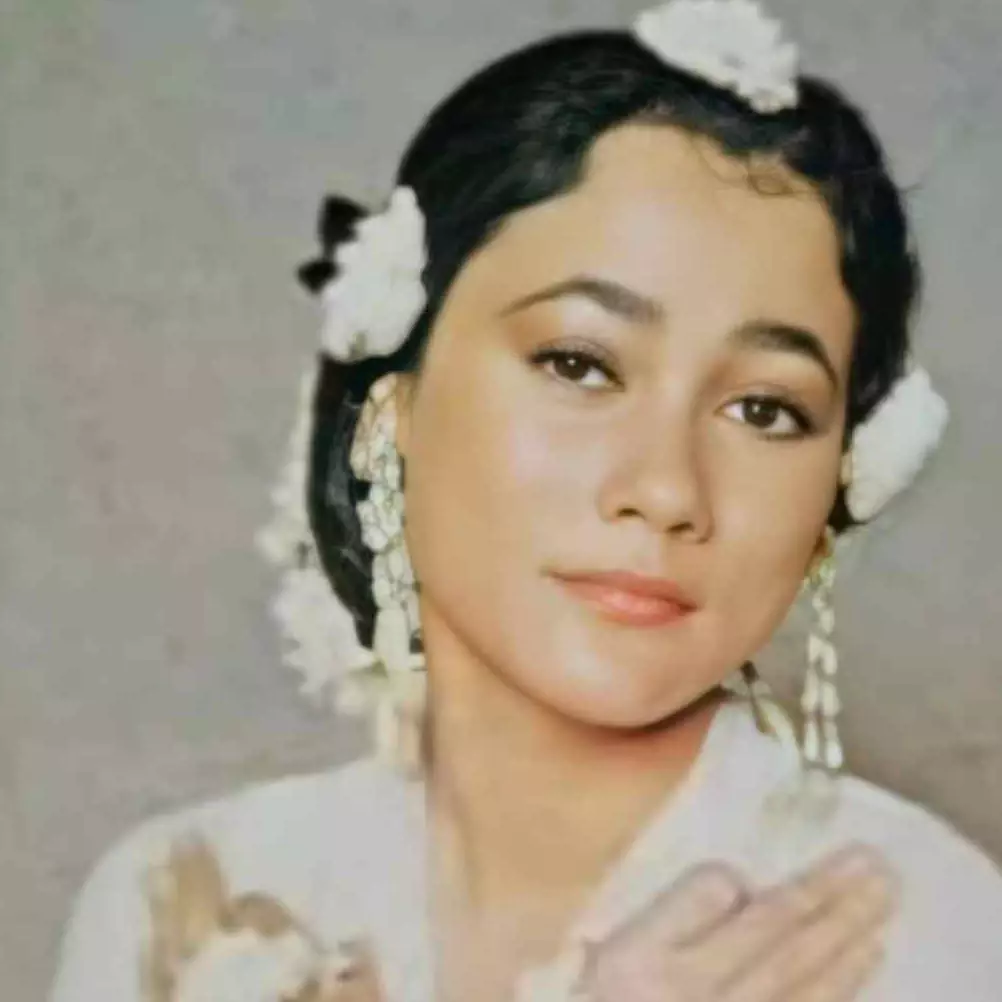 14 Potret masa muda Suzzanna, pernah jadi model majalah