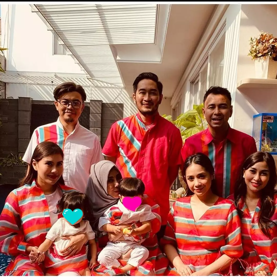 10 Beda gaya Ayu Ting Ting dan Nagita Slavina saat Lebaran