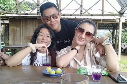 vokalis perempuan dan keluarga © berbagai sumber vokalis perempuan dan keluarga © berbagai sumber
